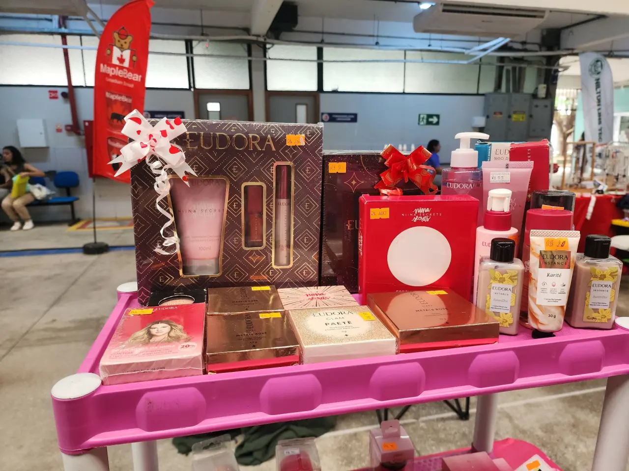 Estande de cosméticos e maquiagem