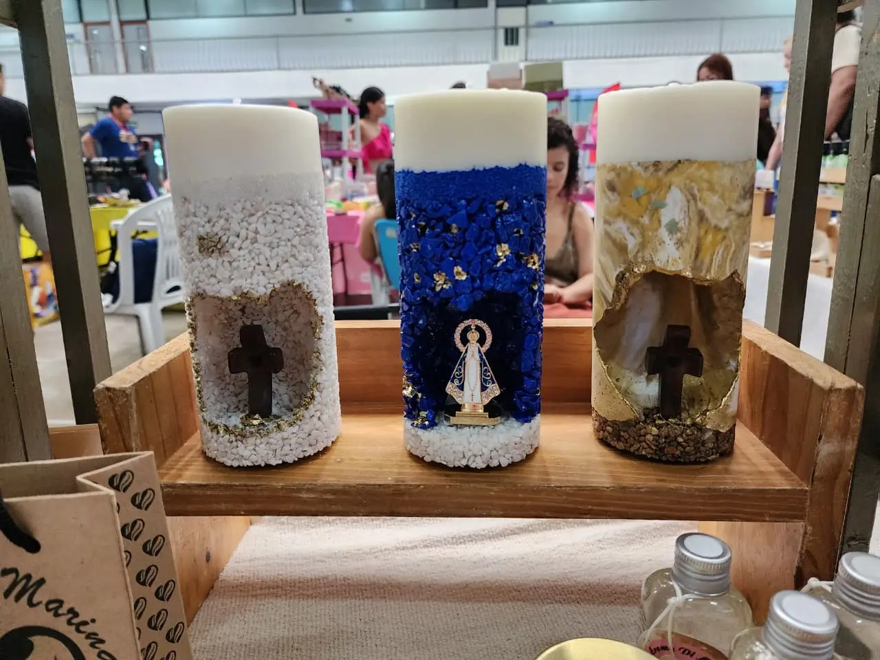 Velas decorativas com pedras e imagens religiosas