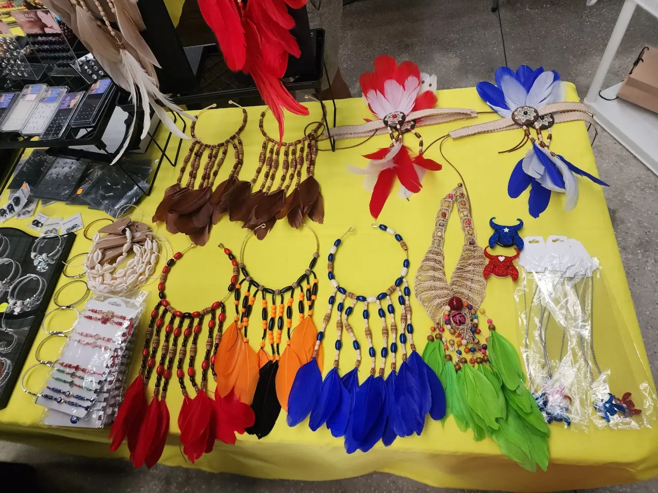 Colares e tiaras de penas com inspiração indígena