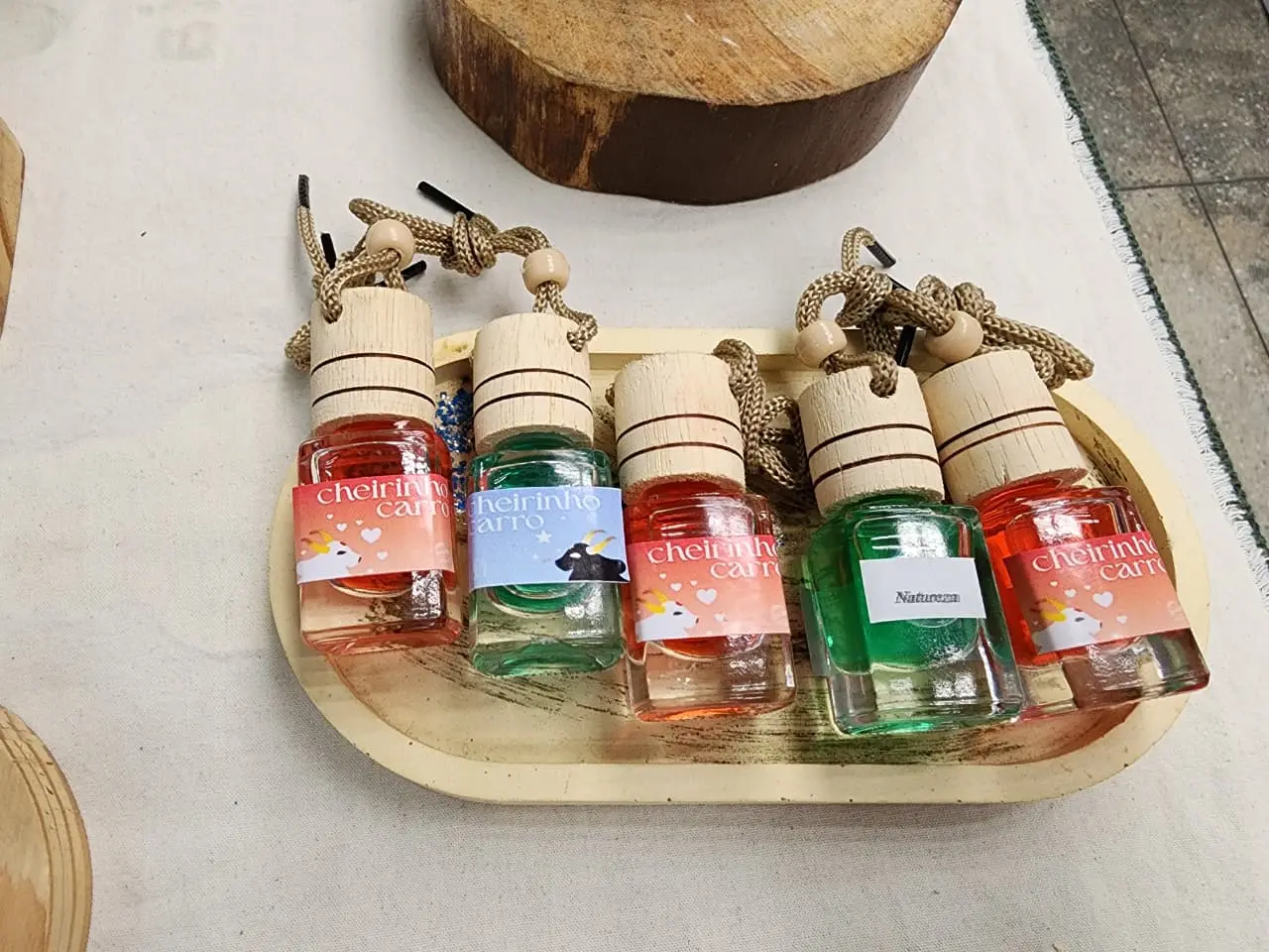 Cheirinhos artesanais para carro em bandeja de madeira