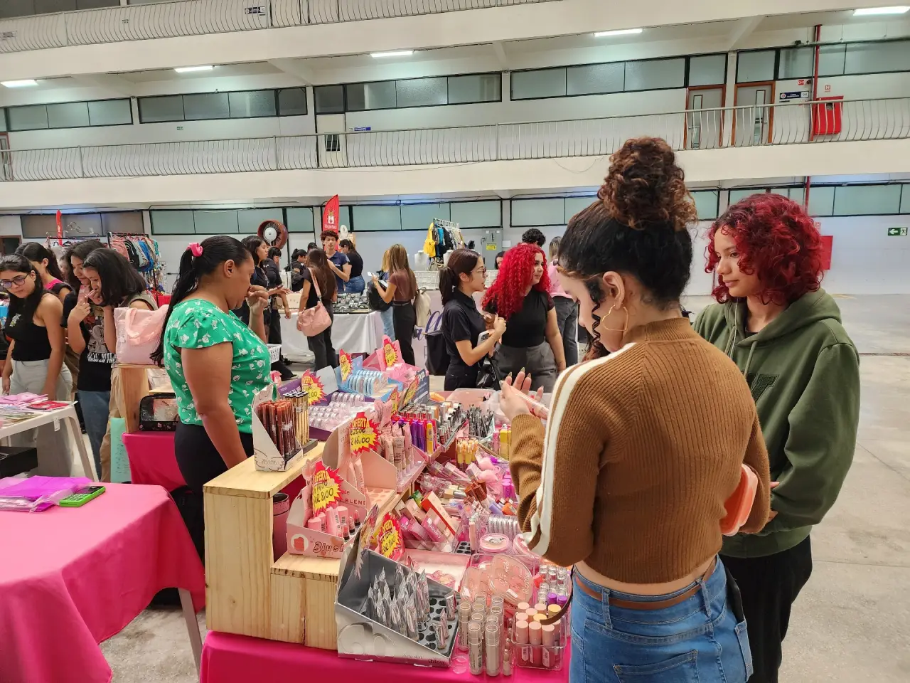Movimento de visitantes no estande de cosméticos