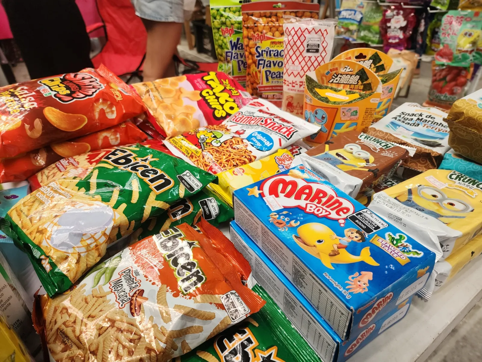 Snacks e doces asiáticos importados em destaque