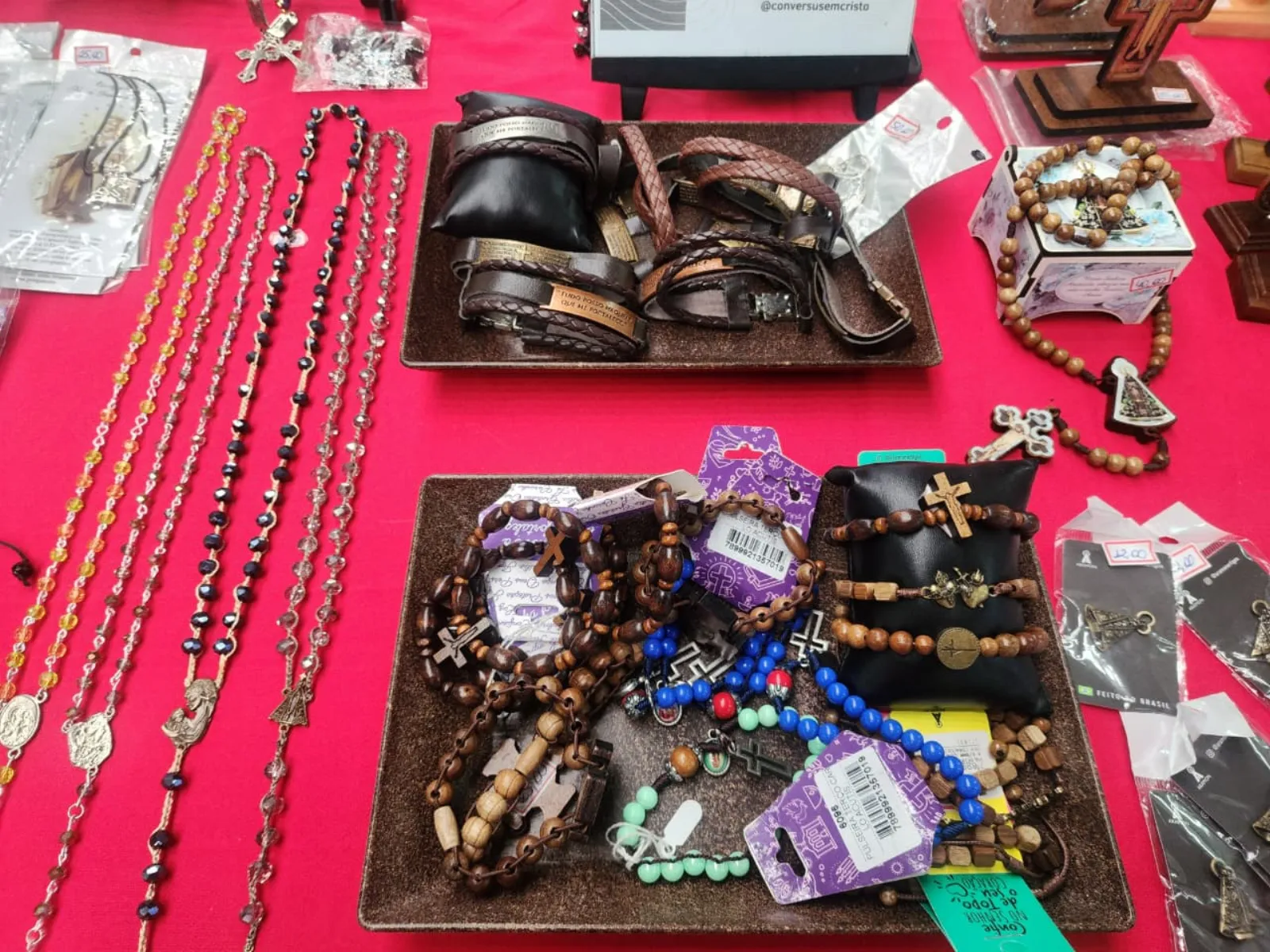 Pulseiras de couro e terços de madeira da Conversus em Cristo